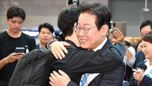 [이슈] 이재명, 사법리스크에도 지지율 반사이익.. 인재위·특보단 꾸리며 대권 행보 속도