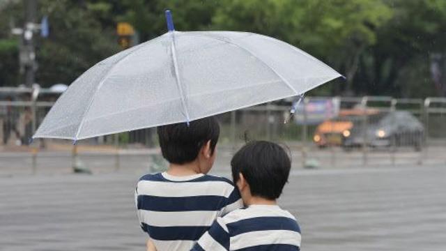 아침 전국에 강한 빗방울…