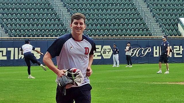 '이럴수가' 잊혀진 브랜든 잠실구장 등장, 15m 캐치볼 소화했다!…PS 극적 복귀 가능? 