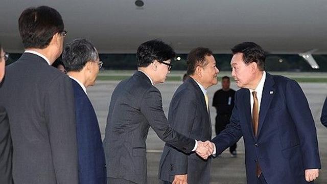 尹대통령, 체코 공식방문 마치고 귀국(종합)