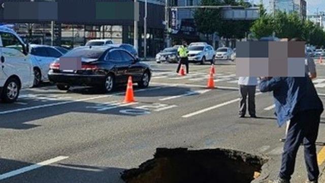 [속보]분당 싱크홀, 백현동 카페거리서 2m 깊이 땅꺼짐 발생