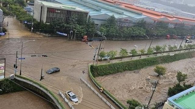 땅 꺼지고, 산사태에, 아스팔트도 뜯겨…전국 곳곳 '물폭탄'(종합)
