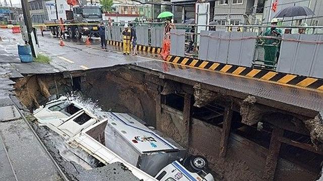200㎜ 폭우에 부산서 대형 땅꺼짐 발생…차량 2대 빠져