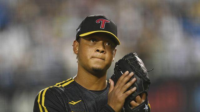 LG 에르난데스, 1회 초 허경민 상대 초구 헤드샷 퇴장…두산 