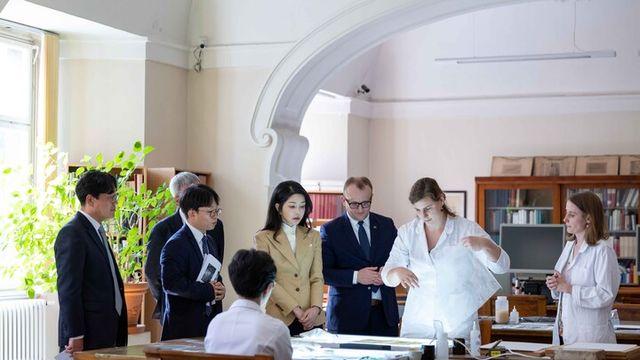 김건희 여사, 체코 국립도서관 방문해 고서 복원 시연회 참관
