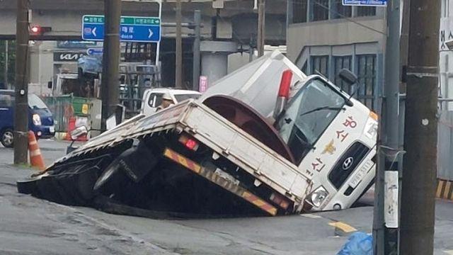 200mm 폭우에 부산서 대형 땅꺼짐…트럭 2대 추락