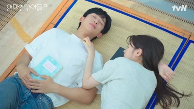 '엄마친구아들' 정소민, 잠든 정해인에 스킨십…로맨스 급물살