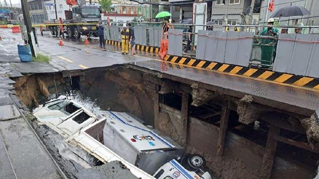 '200㎜ 물폭탄' 쏟아진 부산에 대형 싱크홀…트럭 2대 빠져