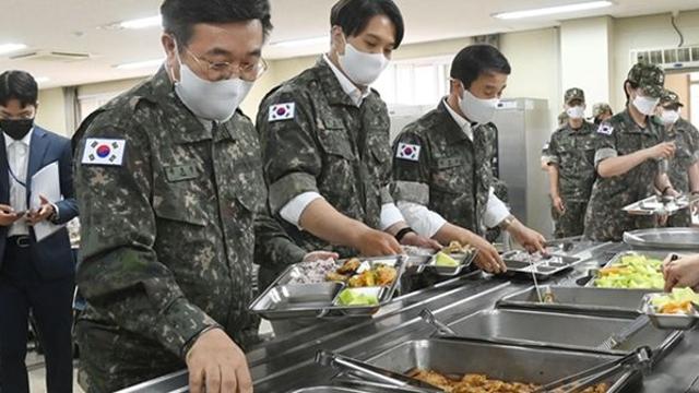 군인 건강이 곧 국방인데…군 급식 이물질 발견, 어마어마한 수준