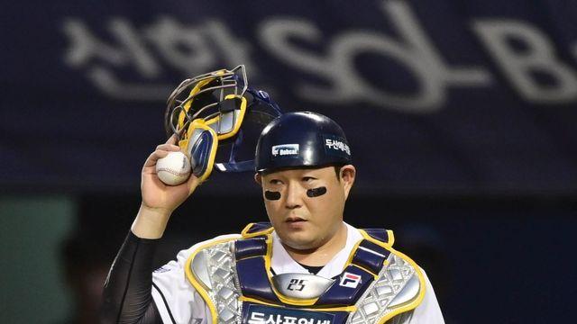 쇄골 통증 두산 양의지, 22일 LG전서 제외…23일 정밀 검사 예정