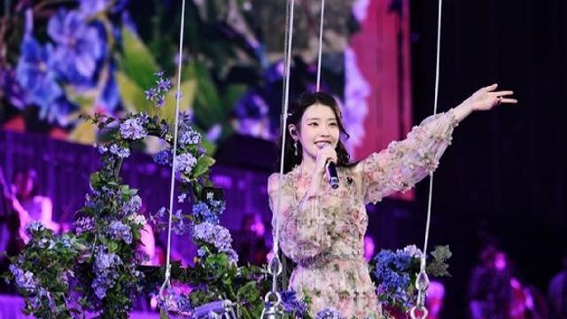 아이유, 미발매 신곡 '바이 썸머' 공개 
