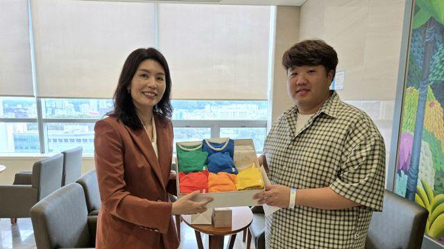 尹, 다섯쌍둥이에 탄생에 축하선물…