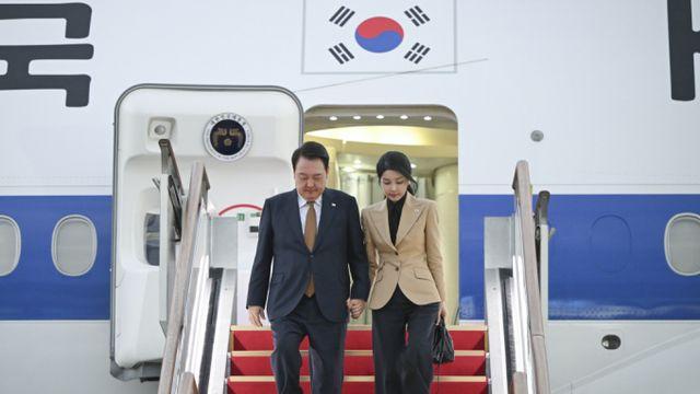 윤 대통령, 김건희 여사 손잡고 체코서 귀국… 한동훈 등 마중