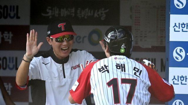 염경엽 감독 ‘(박)해민 그라운드 홈런 축하해’