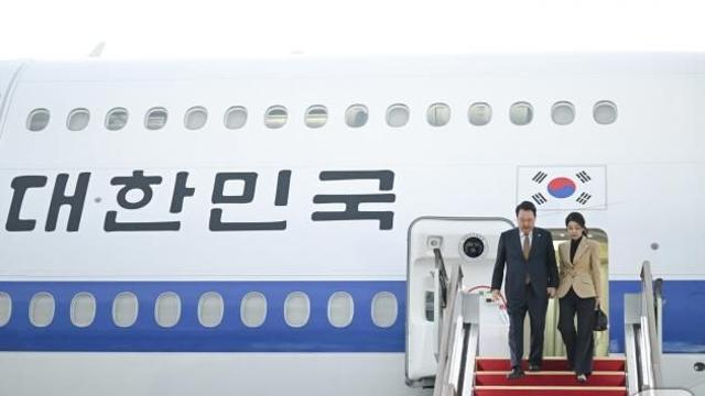 윤석열 대통령, 체코 방문 마치고 귀국…한동훈 등 마중