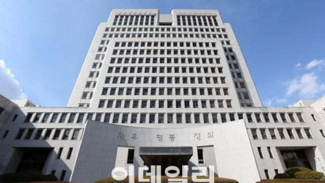 타인 명의 학교 매점 운영권 낙찰 공무원…징역 2년 확정