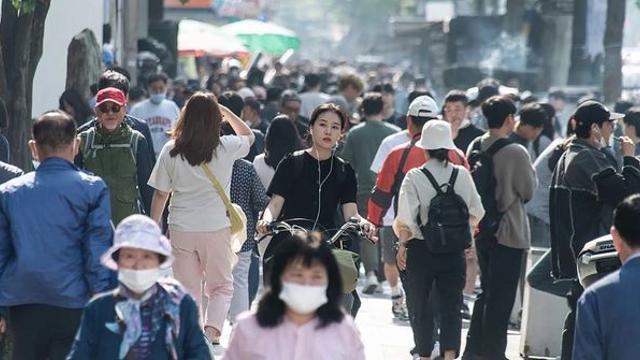 [여론조사] '한국인들이 아기 안 낳는 이유' 1위는 바로...