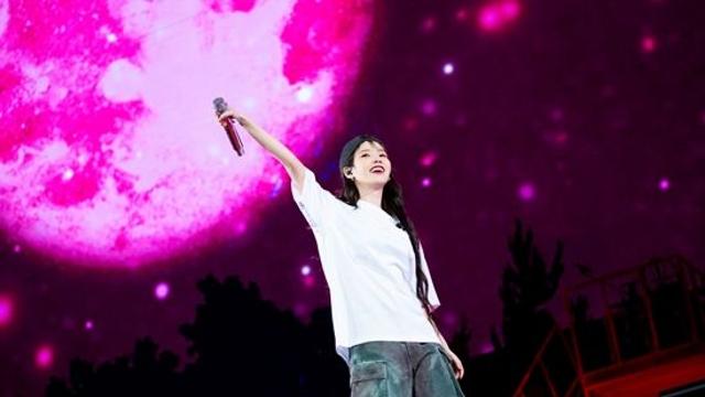 아이유, 상암콘서 신곡 '바이 서머' 공개…