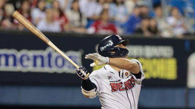 4위 지키러 4번 타자 쐈다...김재환 '28호' 역전 투런 폭발 [IS 잠실]