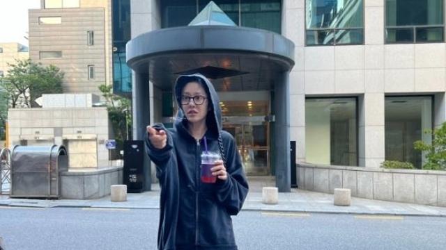 고현정, '후드티+숏츠' 입고 극세사 각선미 자랑...일상복도 힙하다 힙해