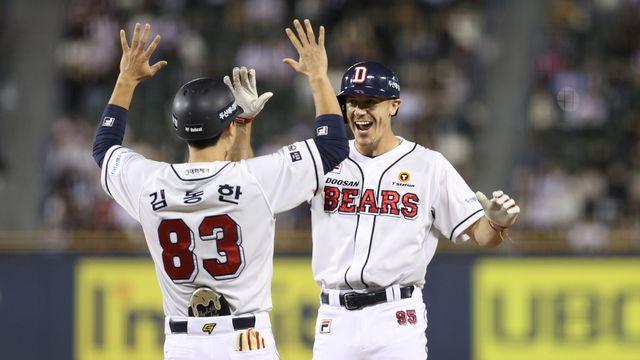 '4위 안 뺏긴다!' 보여준 두산, SSG 7연승 저지...중심 타선 6타점 합작 [잠실:스코어]