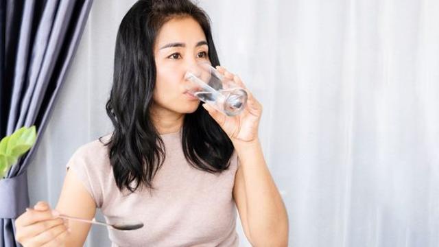밥 먹다가 물 마시는 건 소화에 좋은 행동일까?