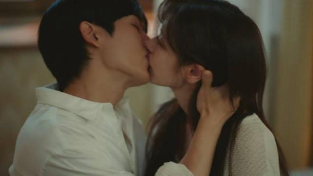 '엄마친구아들' 정해인이 침대 키스 직전 날린 대사, 반응 싸늘하다