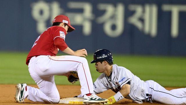 조수행 ‘폭투를 틈타 2루 안착’