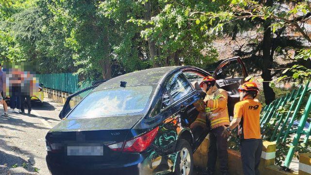 부산서 70대 운전자 몰던 승용차 3ｍ 아래로 추락…2명 경상