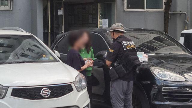 화재 현장에 용케 남은 현금 전달받은 70대 노부부 