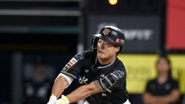 잠든 타선 깨운 대타 강백호, KT 5위 수성에 앞장…롯데는 7연속 가을야구 탈락