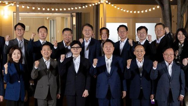 윤 대통령, 두 달만에 여당 지도부와 공식 만찬...한동훈 독대 재요청