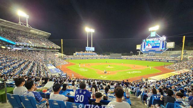 [세계 최고의 팬들에게 'K-볼'을 묻다①] 모두가 가수이며, 모두가 댄서다