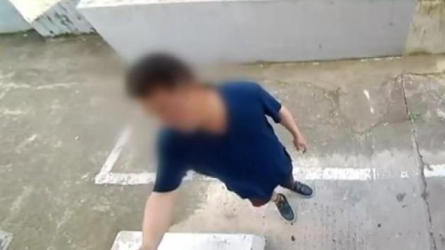 창문으로 여성들 집 훔쳐보는 중년남 