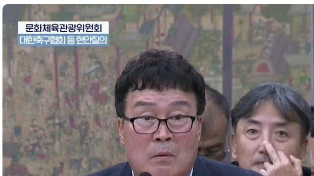 셔틀콕은 페이백이 아니라 후원품이라는 김택규 발언에 뒷사람 반응 ㅋㅋㅋㅋ