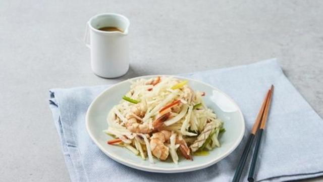 [1인가구를 위한 건강밥상] 환절기 면역력에 으뜸 ‘배 해물잡채’