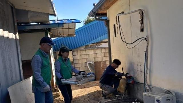 양평군 옥천면 남·녀새마을지도자협의회, 홀몸어르신 집수리 봉사활동 펼쳐
