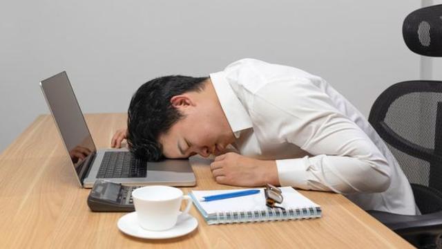점심 먹고 꾸벅꾸벅…몰려오는 졸음이 '이것'의 증상일 수 있다?