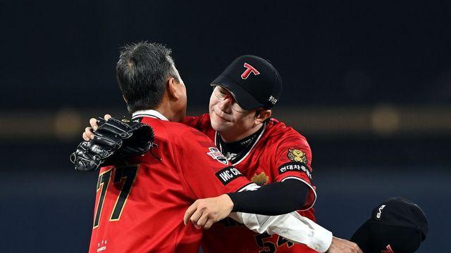 김기태 감독과 포옹을 나누는 양현종!