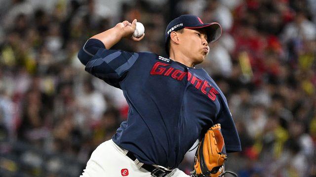 '양현종과 맞대결' 박진, 데뷔 첫 선발승에 첫 QS까지!...롯데, KIA 5-2 제압 [광주:스코어]