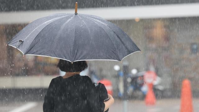 [내일날씨] 전국 곳곳 소나기…큰 일교차 주의