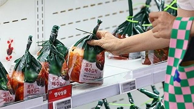 폭염에 배춧값 치솟자 '포장김치' 판매 불티…10% 넘게 늘어