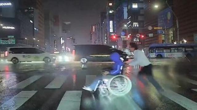 폭우속 강남대로 질주한 '번개맨'…휠체어 시민 도운 버스기사