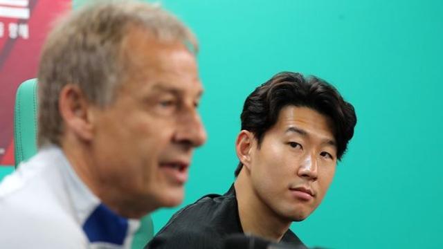 클린스만 전 한국 축구 대표팀 감독이 손흥민과 이강인을 또 저격했다