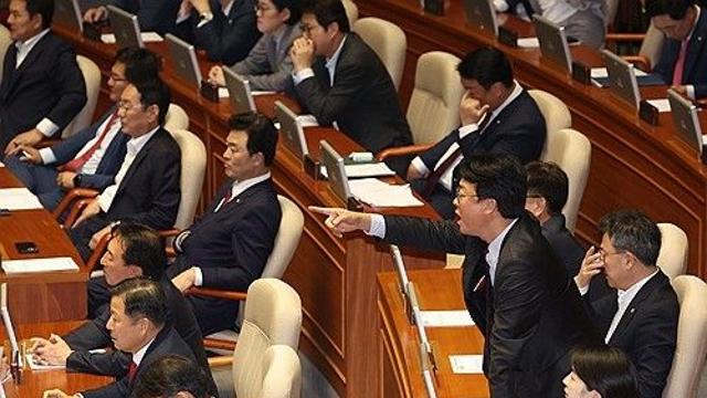 '與몫 인권위원 부결'·'재의결 부결 野퇴장'…본회의 거듭 파행(종합)