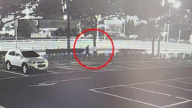 '팔 흔들면서 여고생 쫓더니