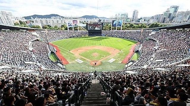 LG, '로이스터 ' 롯데도 넘었다…역대 시즌 최다 '139만7천명'