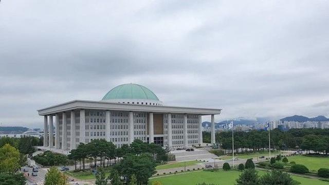 국회,  출산휴가·육아휴직·난임치료휴가 확대 등 83건 법률안 의결