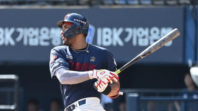 레이예스 '200안타' 원하는 명장, DH 배려까지 준비...