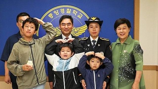尹, '세 아이 어머니' 순경 임용 축하…